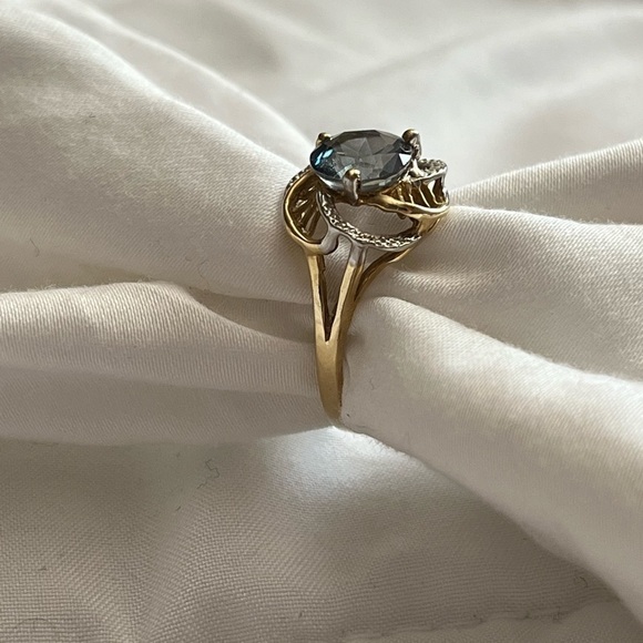Gorgeous Blue Topaz Ring sz 7.5 - Picture 2 of 3